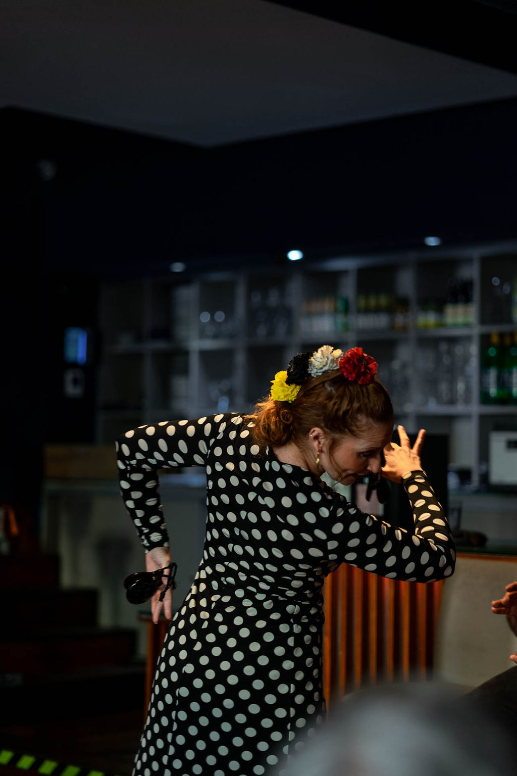 En esta foto se ve a una mujer bailando flamenco.
